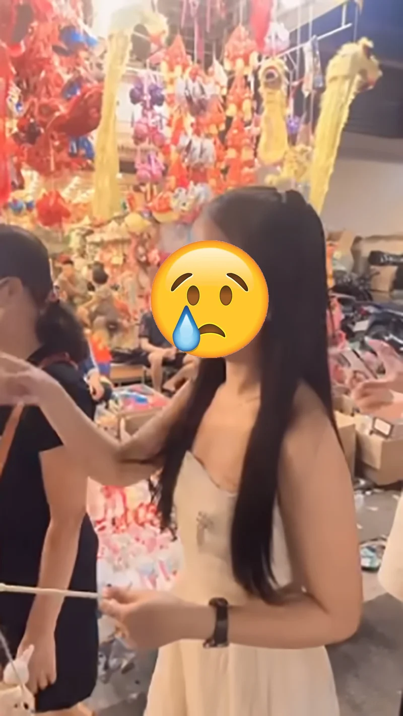Cô gái nảy sinh mâu thuẫn với chủ tiệm bán đèn lồng ở phố Hàng Mã (Hà Nội)