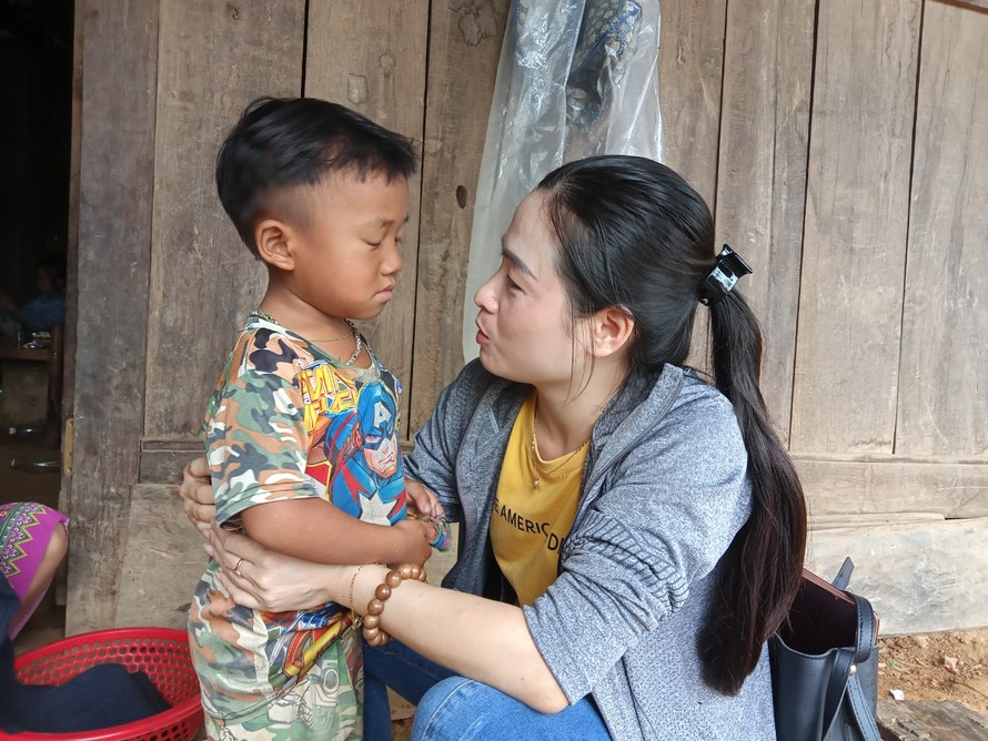 Nhiều năm gắn bó và dành nhiều tâm huyết cho trẻ em vùng cao, cô giáo cắm bản Trần Khánh Vân vô cùng bất ngờ khi bị khởi tố về với tội danh 'Tham ô tài sản'.