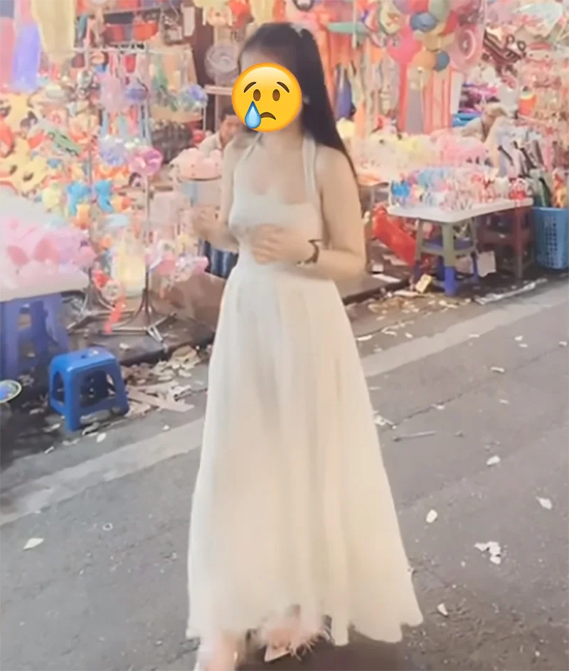 Cô gái chỉ chụp hình không mua đèn lồng