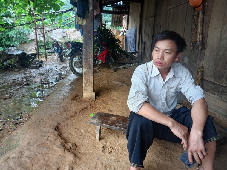 Anh Huỳnh A Tống (phụ huynh học sinh) - một trong số những người đã giúp cô giáo Vân dựng hàng rào B40 bao quanh trường mầm non Bình Minh vào thời điểm cô Vân mới về nhận công tác tại trường.