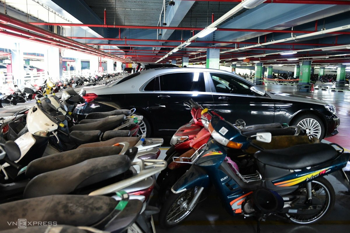 Do hết chỗ chứa, tại tầng 3 nhà xe, một số vị trí vốn là nơi cho ôtô đậu được đơn vị quản lý tận dụng làm nơi chứa xe máy quá hạn.