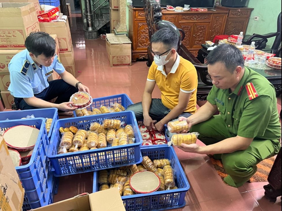 Lực lượng chức năng tăng cường kiểm tra bánh Trung thu.