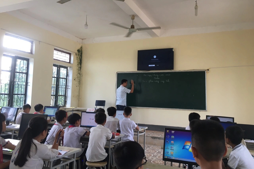 Mỗi giáo viên tin học ở huyện Hương Khê phải dạy 4 - 5 trường (Ảnh: Văn Nguyễn). Mỗi giáo viên tin học ở huyện Hương Khê phải dạy 4 - 5 trường (Ảnh: Văn Nguyễn).