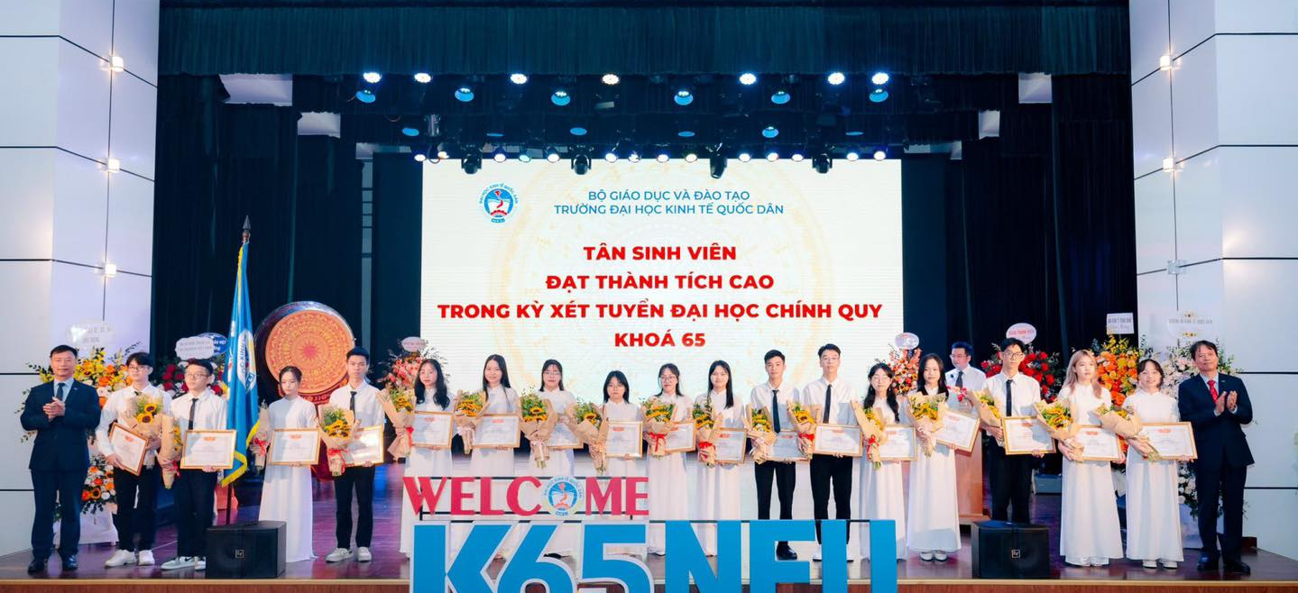 17 sinh viên xuất sắc nhất trường.