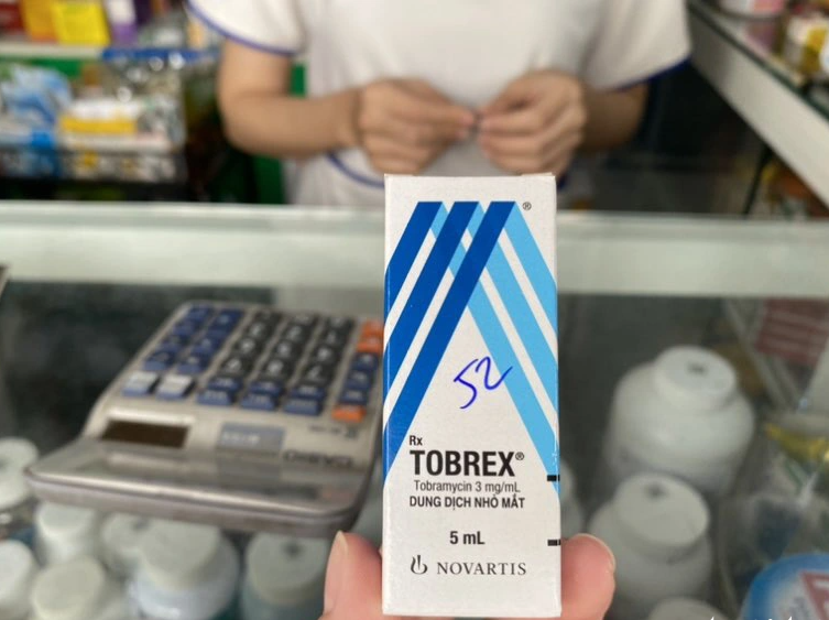 Hiện hầu hết các tiệm thuốc ở TP.HCM đều đứt hàng dung dịch nhỏ mắt Tobrex vì người dân đổ xô đi mua để trị đau mắt đỏ