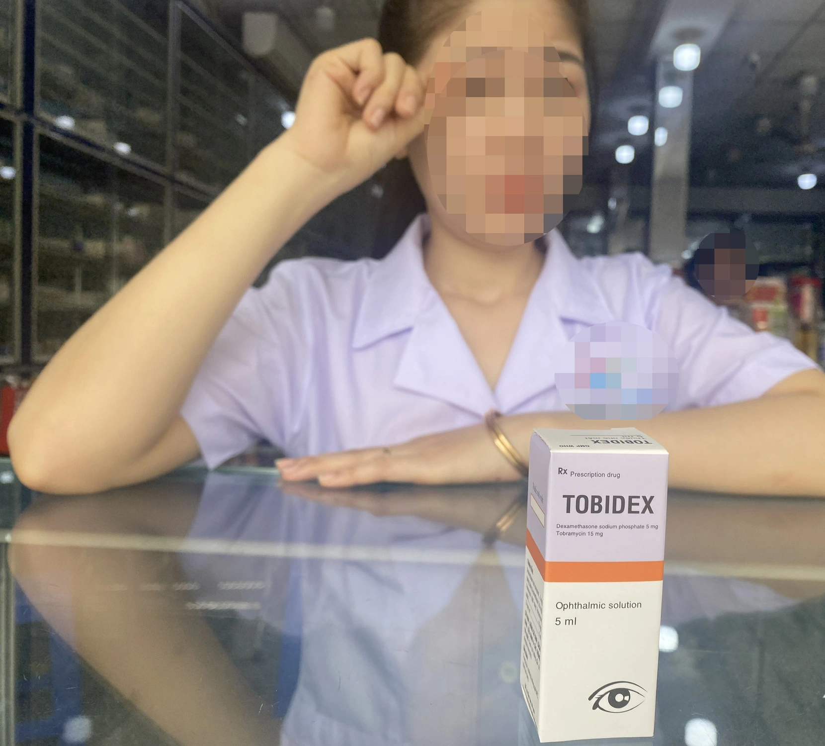 Hết thuốc nhỏ mắt Tobrex, nhân viên tiệm thuốc tư vấn khách hàng mua những loại thuốc tương tự để về chữa mắt đỏ cho trẻ Hết thuốc nhỏ mắt Tobrex, nhân viên tiệm thuốc tư vấn khách hàng mua những loại thuốc tương tự để về chữa mắt đỏ cho trẻ