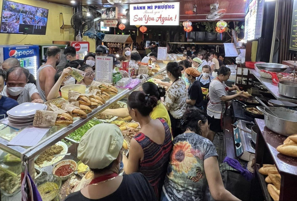Cơ sở bánh mì Phượng ở Hội An đã vi phạm vệ sinh an toàn thực thẩm để xảy ra ngộ độc hơn 300 người. (Ảnh Dân Việt)