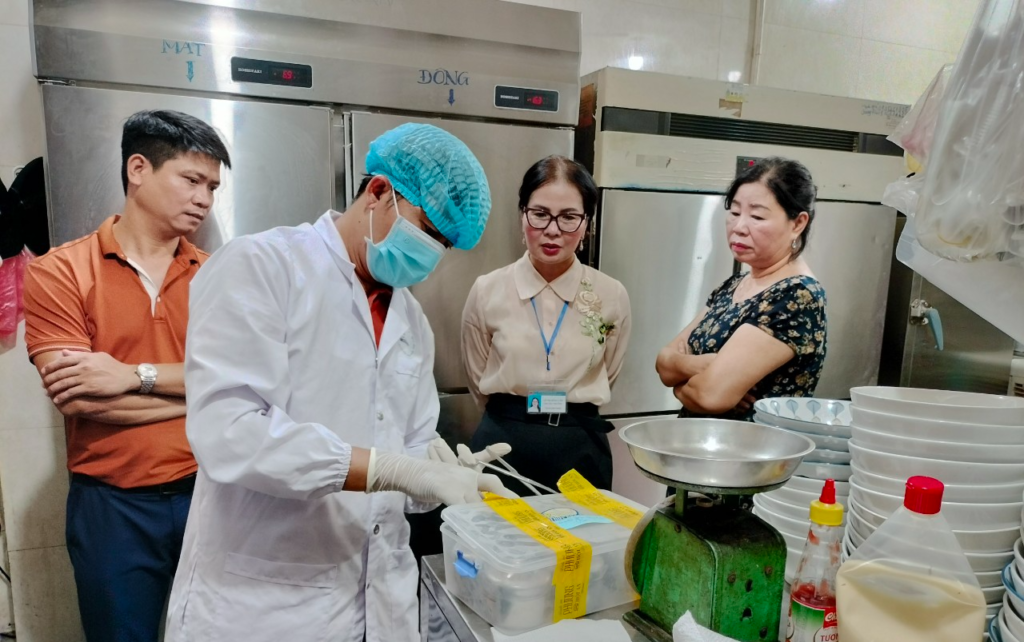 Cơ quan chức năng Quảng Nam kiểm tra cơ sở bánh mì Phượng sau khi xảy ra ngộ độc hàng loạt (Ảnh Dân Việt)