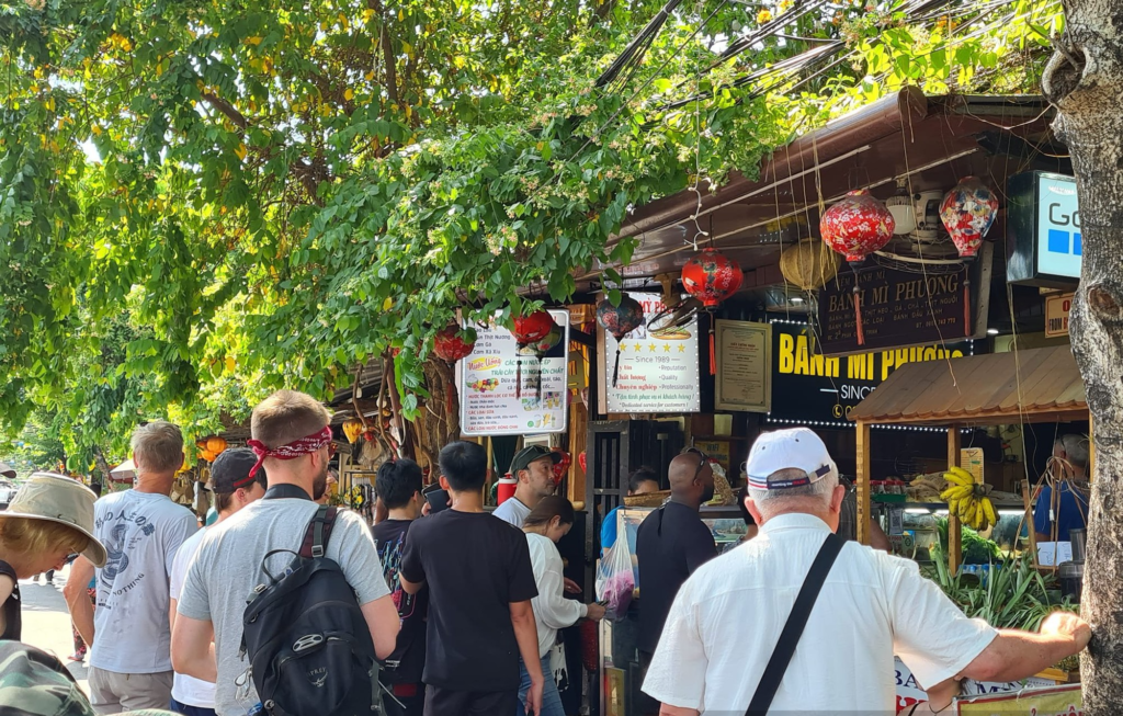 Chủ cơ sở bánh mì Phượng xin giảm nhẹ hình phạt. (Ảnh Dân Việt)