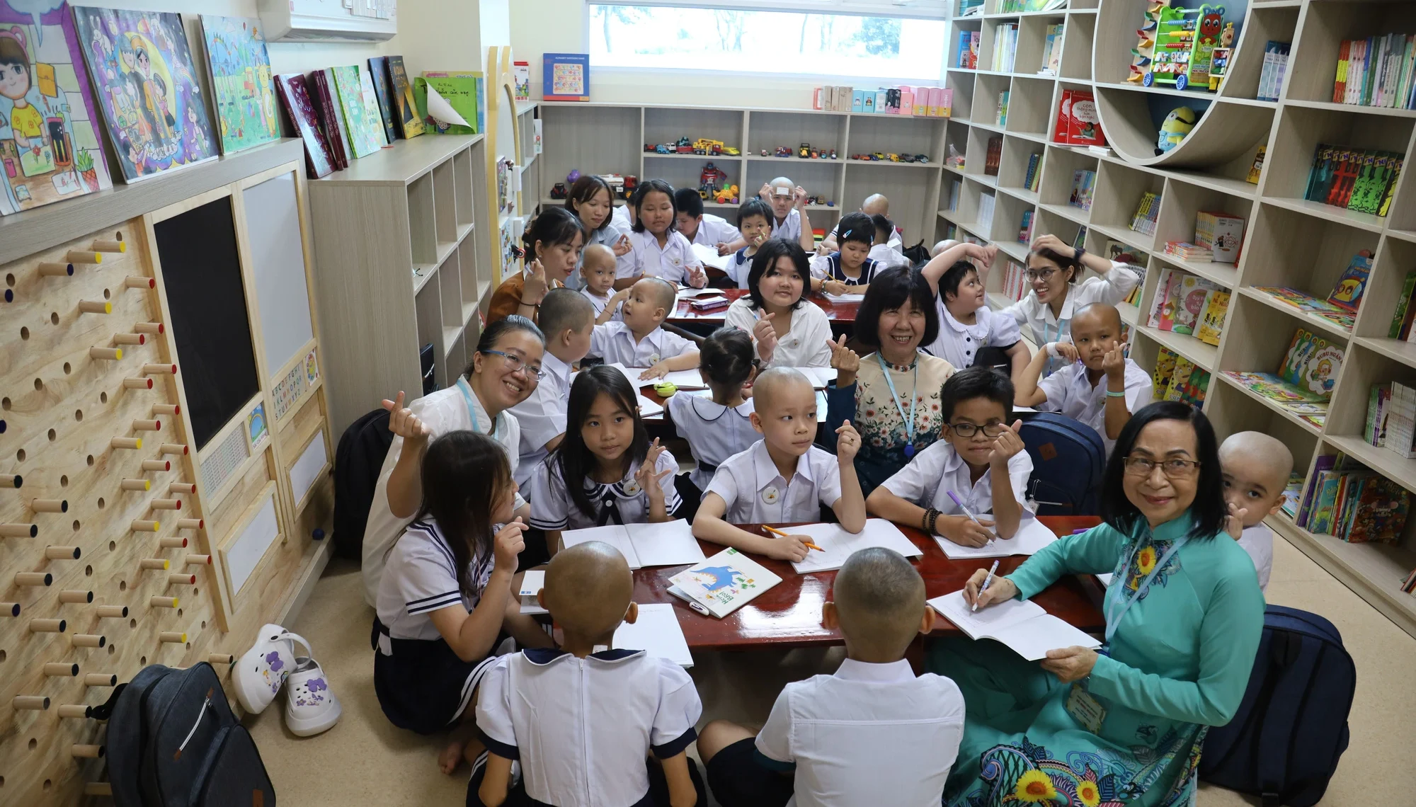 Nụ cười của bệnh nhi ung thư khi tham gia lớp học trong ngày khai giảng - Ảnh: NGUYÊN KHANG Nụ cười của bệnh nhi ung thư khi tham gia lớp học trong ngày khai giảng - Ảnh: NGUYÊN KHANG