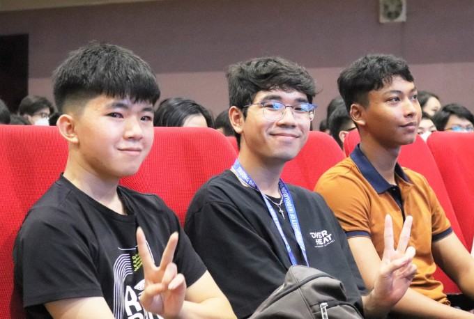 Tân sinh viên trường Đại học Công nghệ thông tin trong buổi sinh hoạt công dân đầu khóa