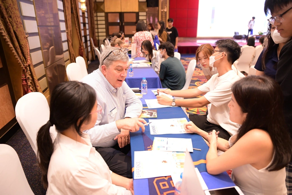 Phụ huynh đưa con đến tìm hiểu về du học trong sự kiện giao lưu với 20 trường đại học tốp đầu nước Mỹ (Ảnh: Minh Huyền). Phụ huynh đưa con đến tìm hiểu về du học trong sự kiện giao lưu với 20 trường đại học tốp đầu nước Mỹ (Ảnh: Minh Huyền).