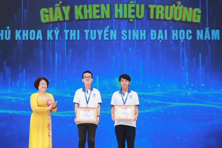 PGS.TS Nguyễn Hoàng Tú Anh vinh danh và trao giấy khen của hiệu trưởng cho hai thủ khoa kỳ tuyển sinh đại học năm 2023 - Ảnh TRƯƠNG DŨNG PGS.TS Nguyễn Hoàng Tú Anh vinh danh và trao giấy khen của hiệu trưởng cho hai thủ khoa kỳ tuyển sinh đại học năm 2023 - Ảnh TRƯƠNG DŨNG