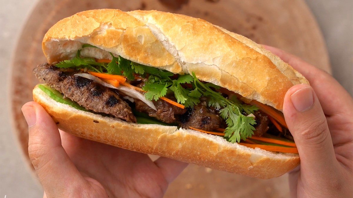 Bánh mì là món ăn bình dân, phổ biến và rất được ưa thích trên bản đồ ẩm thực Việt Nam Bánh mì là món ăn bình dân, phổ biến và rất được ưa thích trên bản đồ ẩm thực Việt Nam