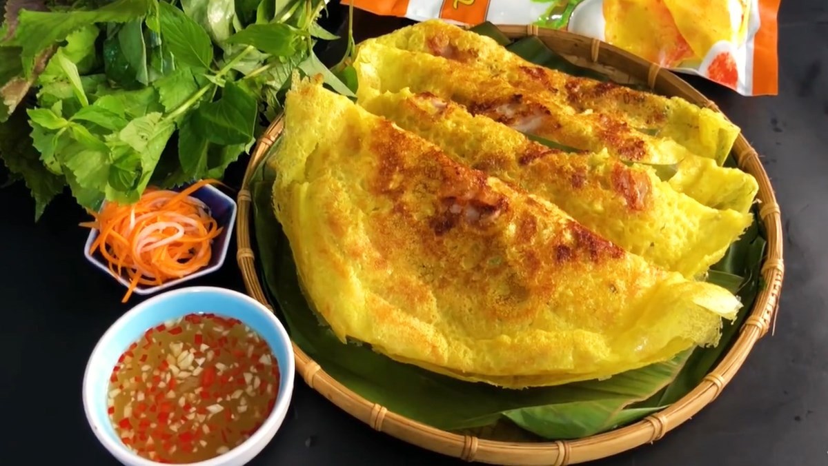 Bánh xèo là một trong những đại diện tiêu biểu của ẩm thực đường phố Việt. Bánh xèo là một trong những đại diện tiêu biểu của ẩm thực đường phố Việt.
