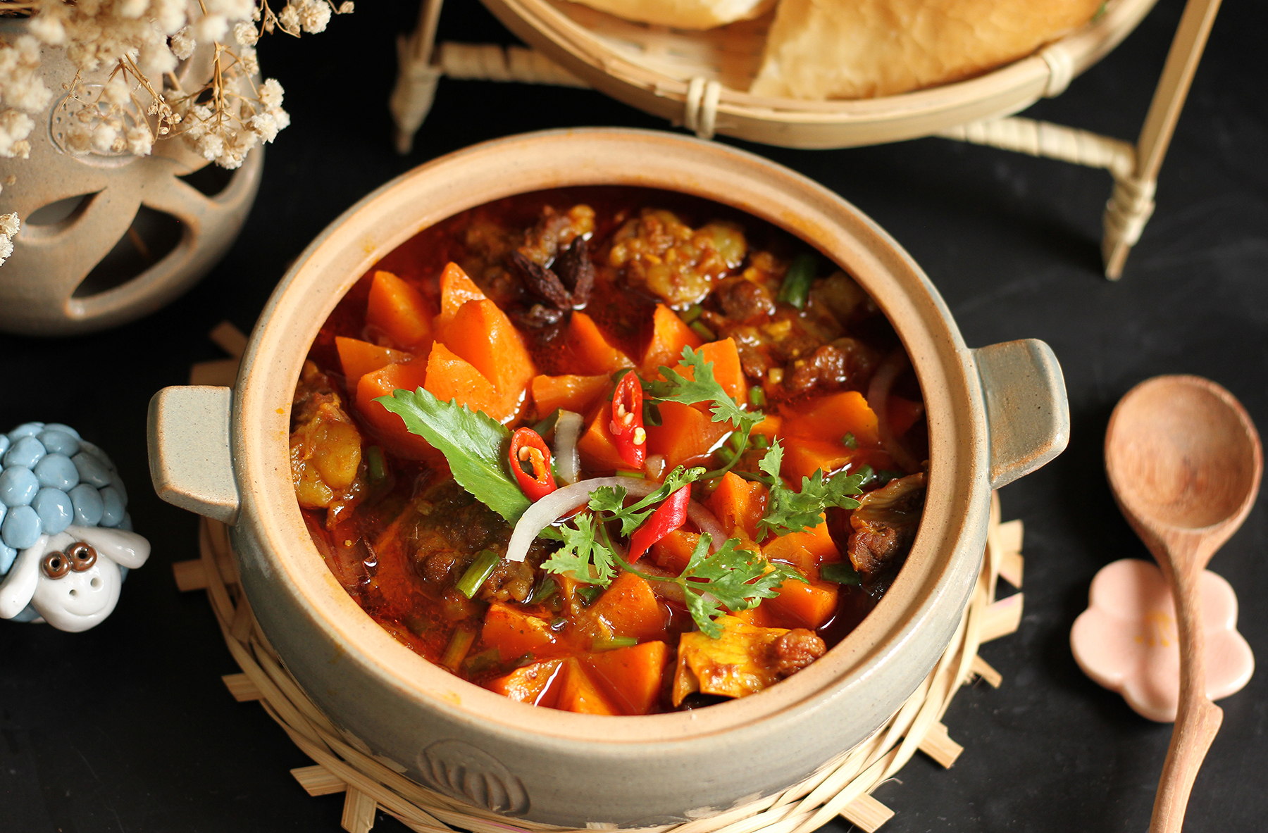 Bò kho (bò sốt vang) tuy là món ăn đơn giản nhưng lại hàm chứa những tinh hoa ẩm thực Việt Nam Bò kho (bò sốt vang) tuy là món ăn đơn giản nhưng lại hàm chứa những tinh hoa ẩm thực Việt Nam