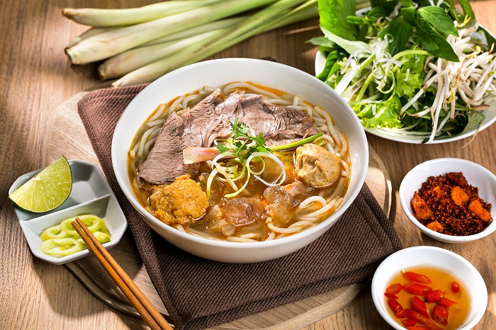 Bún bò Huế là đặc sản nổi tiếng của đất Cố đô. Bún bò Huế là đặc sản nổi tiếng của đất Cố đô.
