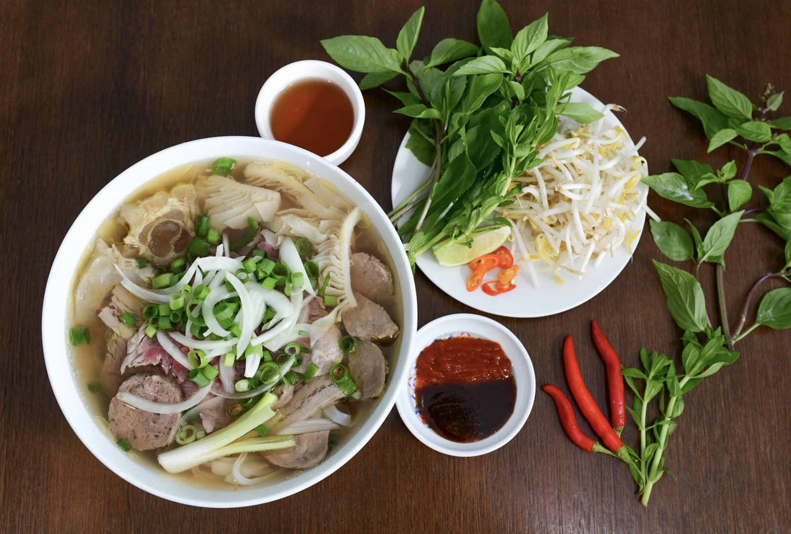 Phở là một món ăn truyền thống và được xem là một trong những món ăn tiêu biểu cho nền ẩm thực Việt Nam. Phở là một món ăn truyền thống và được xem là một trong những món ăn tiêu biểu cho nền ẩm thực Việt Nam.