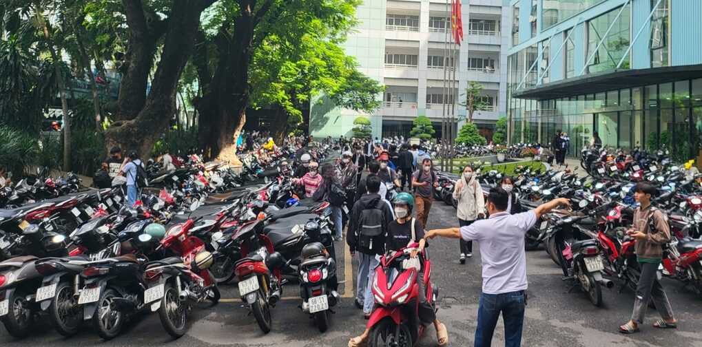 Nhà trường tận dụng sân trường, gốc cây làm bãi gửi xe, cử nhân viên điều phối (Ảnh: Dân Trí)