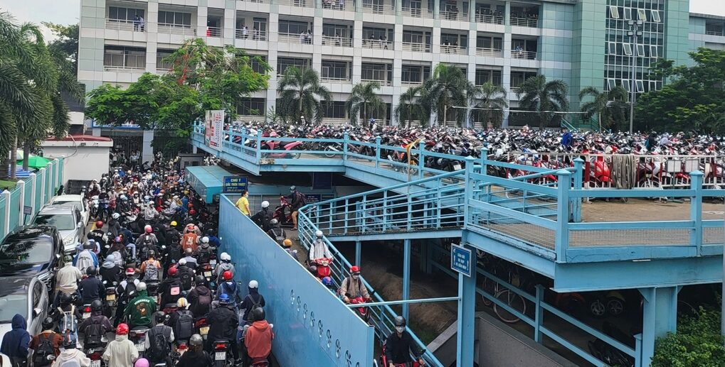 Sinh viên xếp hàng vào bãi gửi xe Trường Đại học Công nghiệp TPHCM (Ảnh: Dân Trí)