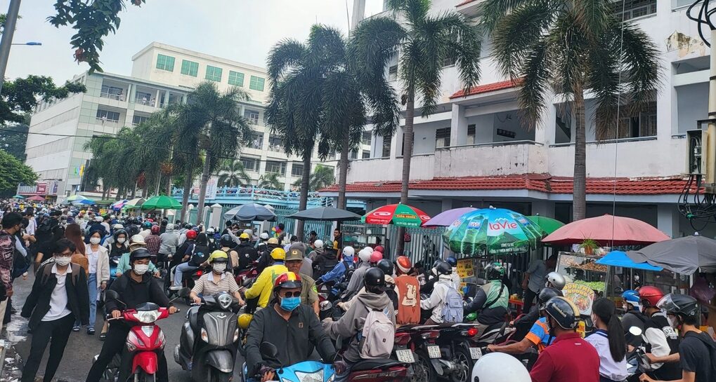 Lực lượng dân phòng phối hợp cùng nhà trường điều phối giao thông (Ảnh: Dân Trí)