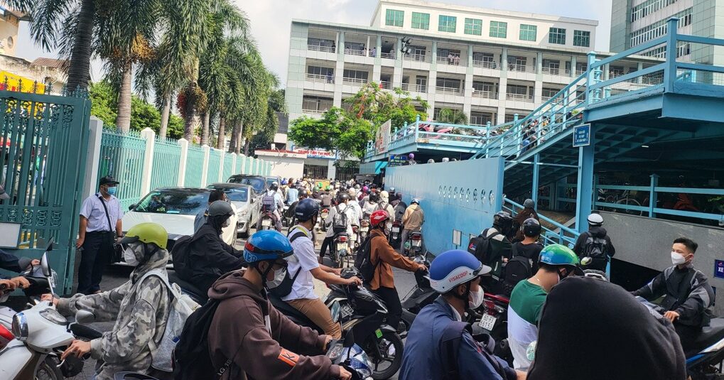 Sinh viên xếp hàng vào Trường Đại học Công nghiệp TPHCM (Ảnh: Dân Trí)