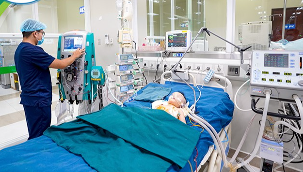 Bé N.H đang được lọc máu liên tục tại Khoa Điều trị tích cực Nội khoa.