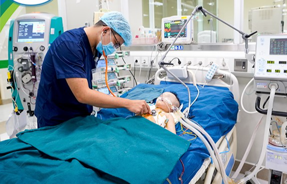 BS Lê Nhật Cường – Khoa Điều trị tích cực Nội khoa thăm khám và theo dõi sát sao diễn biến bệnh của trẻ bị nhiễm khuẩn huyết.
