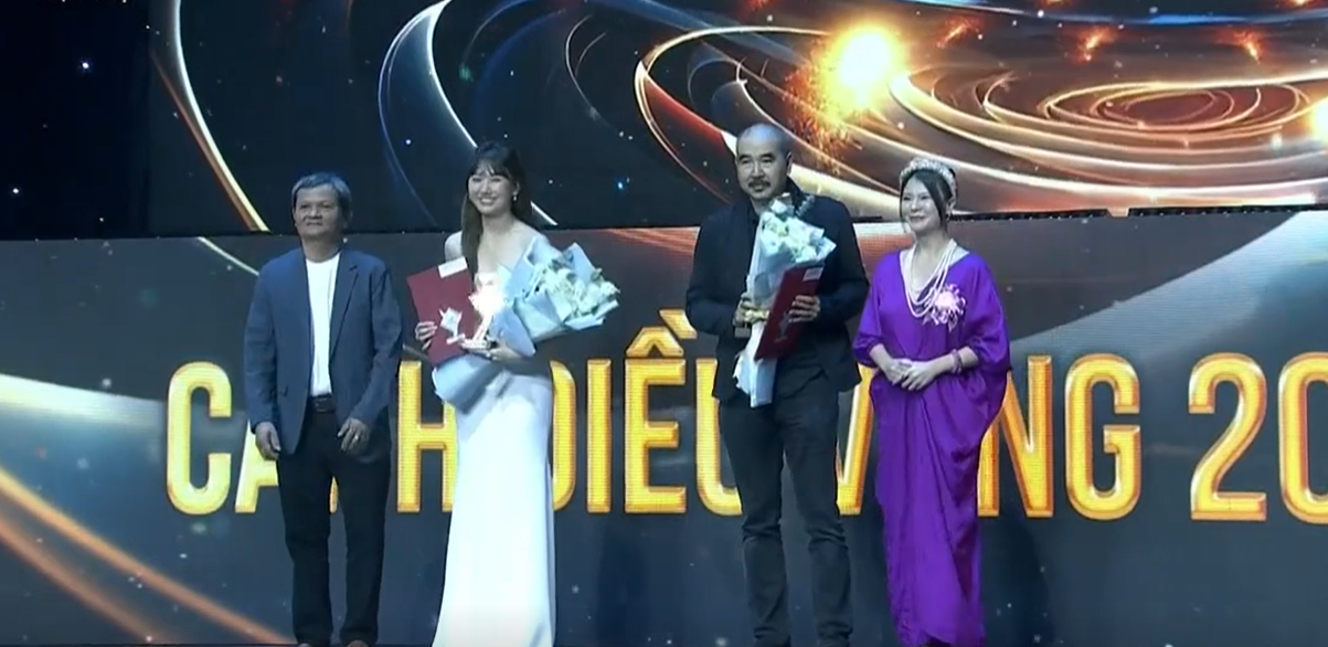Hari Won đã có mặt để nhận giải thay cho ông xã Trấn Thành. Ảnh: BTC Hari Won đã có mặt để nhận giải thay cho ông xã Trấn Thành. Ảnh: BTC