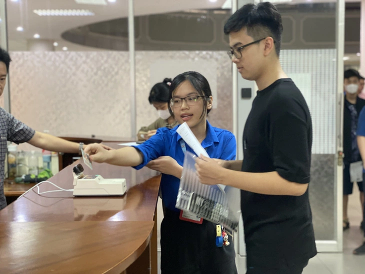 Kiểm tra thông tin thí sinh tại đợt thi đánh giá tư duy năm 2023 do Đại học Bách khoa Hà Nội tổ chức - Ảnh: VĨNH HÀ Kiểm tra thông tin thí sinh tại đợt thi đánh giá tư duy năm 2023 do Đại học Bách khoa Hà Nội tổ chức - Ảnh: VĨNH HÀ