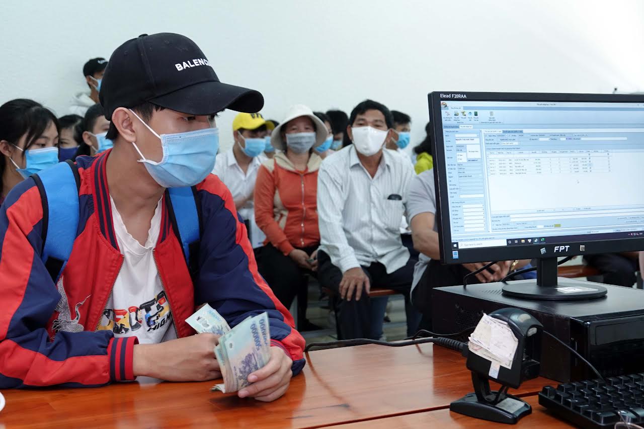 Sinh viên đóng học phí năm học 2023-2024 Sinh viên đóng học phí năm học 2023-2024
