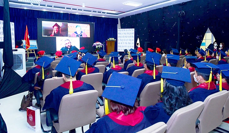 Lễ tốt nghiệp thạc sĩ của Trường ĐH UBIS (University of Business Innovation and Sustainability, Thụy Sĩ) tại Việt Nam. Chương trình này dạy học hoàn toàn trực tuyến và chưa được Bộ GD-ĐT công nhận văn bằng - Ảnh: UBIS Lễ tốt nghiệp thạc sĩ của Trường ĐH UBIS (University of Business Innovation and Sustainability, Thụy Sĩ) tại Việt Nam. Chương trình này dạy học hoàn toàn trực tuyến và chưa được Bộ GD-ĐT công nhận văn bằng - Ảnh: UBIS