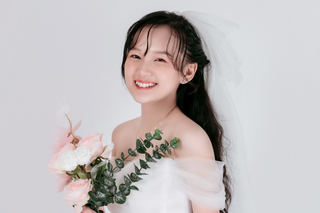 Được trải nghiệm mặc đồ cưới ở độ tuổi 20 khiến nhiều cô gái trẻ thích thú (Ảnh: NVCC). Được trải nghiệm mặc đồ cưới ở độ tuổi 20 khiến nhiều cô gái trẻ thích thú (Ảnh: NVCC).