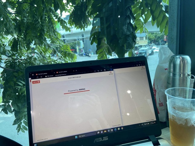 Tại các cửa hàng tiện lợi có đầy đủ Internet, ổ cắm điện, đồ ăn, đồ uống,.... nên được nhiều bạn trẻ lựa chọn để học tập và làm việc. Một số nơi có không gian nhìn ra bên ngoài rất chill. Ảnh: Lâm Thùy Dương Tại các cửa hàng tiện lợi có đầy đủ Internet, ổ cắm điện, đồ ăn, đồ uống,.... nên được nhiều bạn trẻ lựa chọn để học tập và làm việc. Một số nơi có không gian nhìn ra bên ngoài rất chill. Ảnh: Lâm Thùy Dương