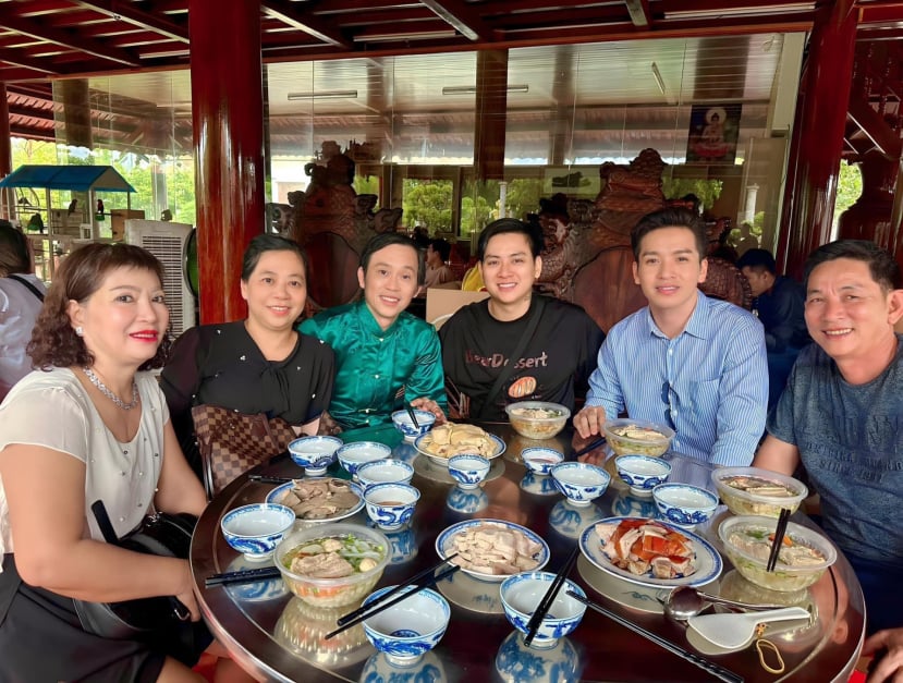 Hoài Lâm và NSƯT Hoài Linh hiếm hoi xuất hiện cùng nhau, đập tan những tin đồn bất hòa Hoài Lâm và NSƯT Hoài Linh hiếm hoi xuất hiện cùng nhau, đập tan những tin đồn bất hòa