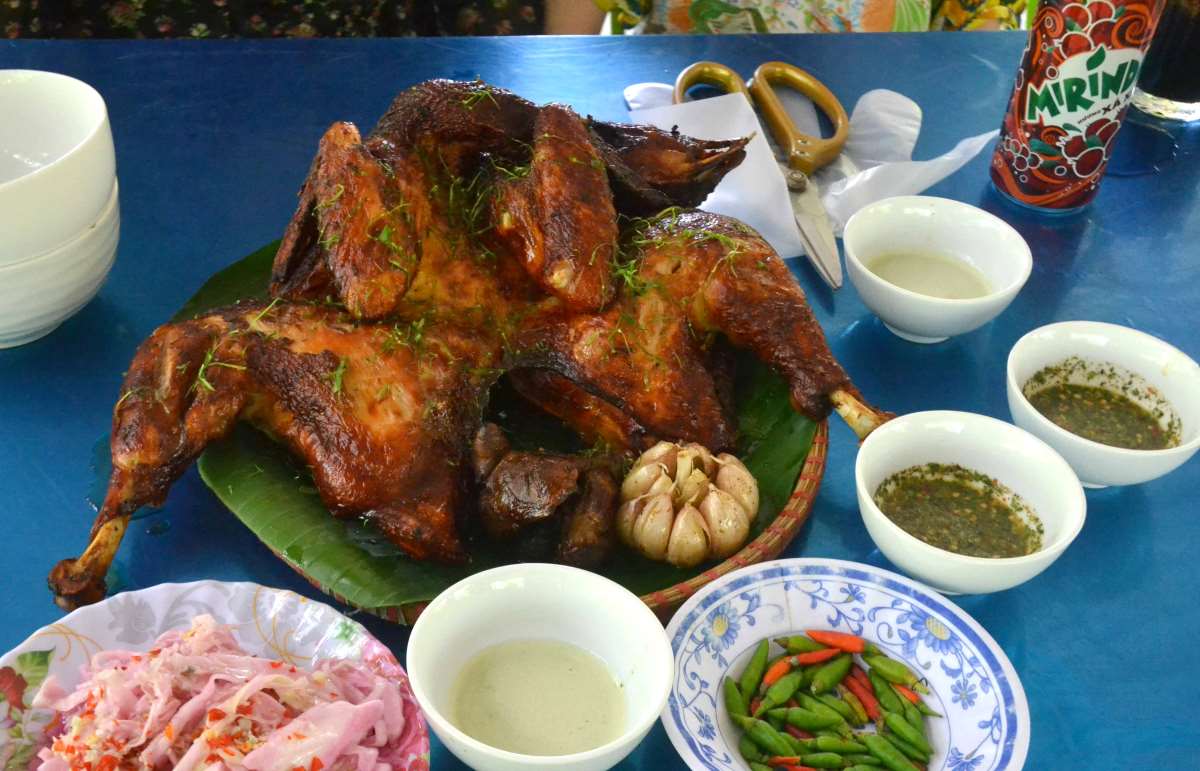 Gà đốt, món ăn đặc sản vùng Bảy Núi, hứa hẹn mang đến cho du khách cảm xúc thăng hoa ẩm thực. Ảnh: Lâm Điền Gà đốt, món ăn đặc sản vùng Bảy Núi, hứa hẹn mang đến cho du khách cảm xúc thăng hoa ẩm thực. Ảnh: Lâm Điền