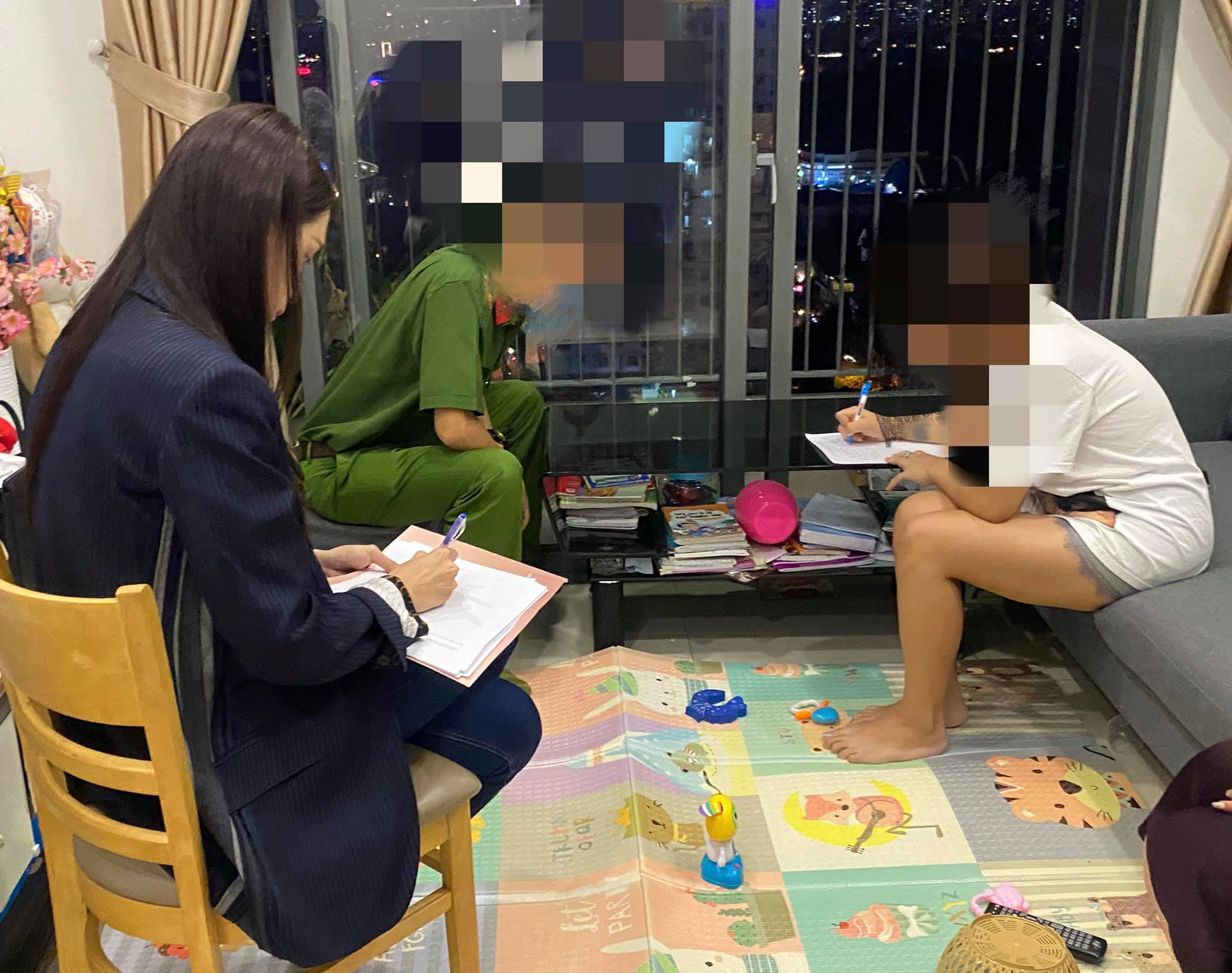 Nữ ca sĩ tiếp tục bị tẩy chay khi đăng video báo công an đến nhà antifan Nữ ca sĩ tiếp tục bị tẩy chay khi đăng video báo công an đến nhà antifan