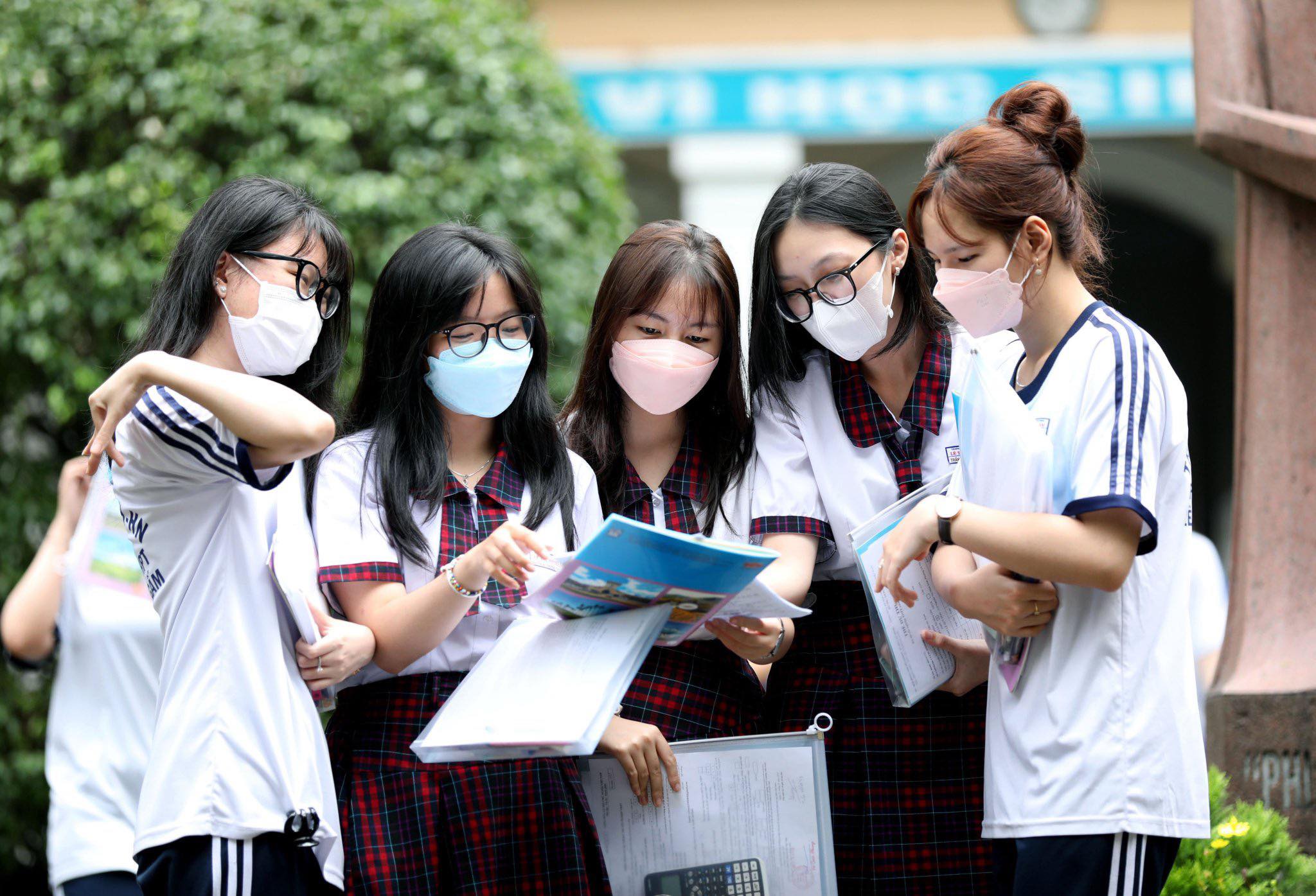 Việc trở thành thủ khoa một tổ hợp môn nào đó trong kỳ thi tốt nghiệp THPT không đồng nghĩa với việc nắm chắc tấm vé vào những ngành "hot" của các trường ĐH trong nước Việc trở thành thủ khoa một tổ hợp môn nào đó trong kỳ thi tốt nghiệp THPT không đồng nghĩa với việc nắm chắc tấm vé vào những ngành "hot" của các trường ĐH trong nước