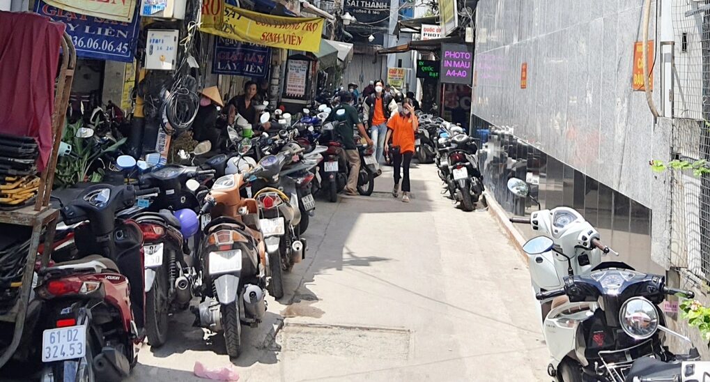 Các khu vực sát Trường Đại học Công nghệ TPHCM trở thành nơi gửi xe của sinh viên (Ảnh: Dân Trí)