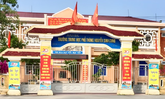 Cấp dưới làm lộ đề, hiệu trường trường THPT Nguyễn Sinh Cung ở Huế bị kỷ luật Cấp dưới làm lộ đề, hiệu trường trường THPT Nguyễn Sinh Cung ở Huế bị kỷ luật