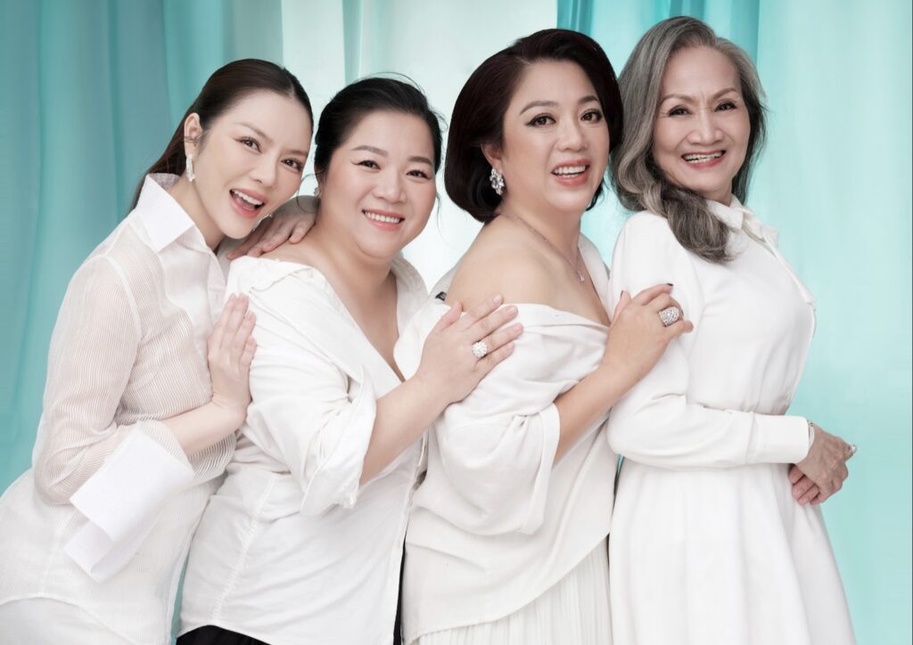 Trước khi qua đời, ba rất tin tưởng Lý Nhã Kỳ, đặc biệt giao cho cô nhiệm vụ ở lại để lo cho mẹ và các chị.