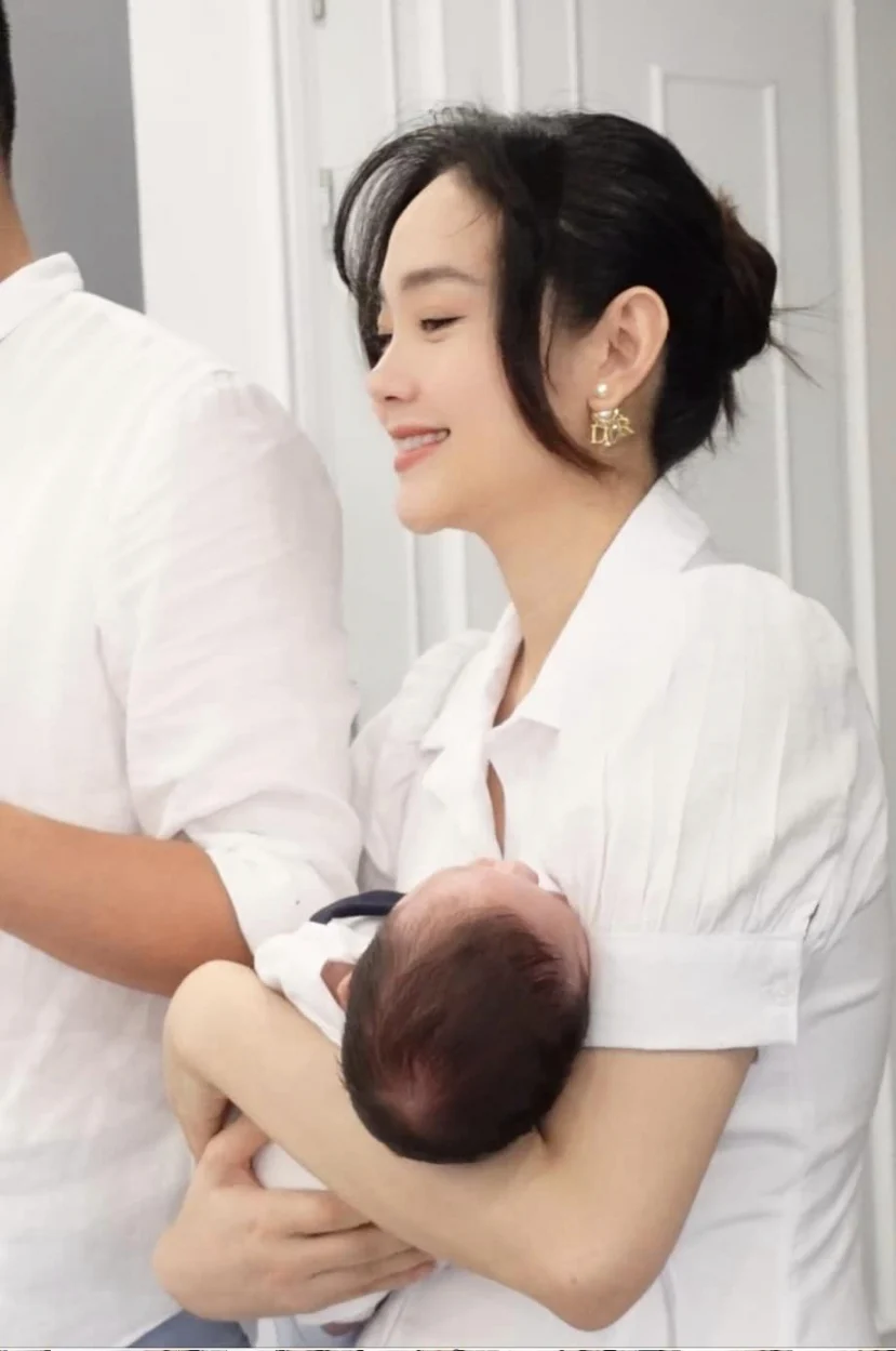 Chia sẻ về lần đầu làm mẹ ở tuổi 36 - chẳng dễ dàng