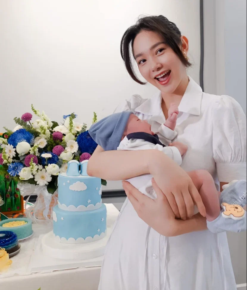 Ca sĩ Minh Hằng và ông xã doanh nhân hạnh phúc đón con trai chào đời