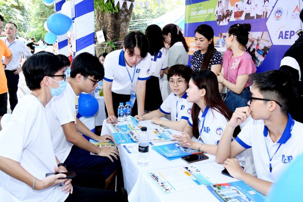 Trường Đại học Kinh tế Quốc dân tư vấn và giải đáp cho thí sinh tại Ngày hội lựa chọn nguyện vọng xét tuyển đại học, cao đẳng 2023.