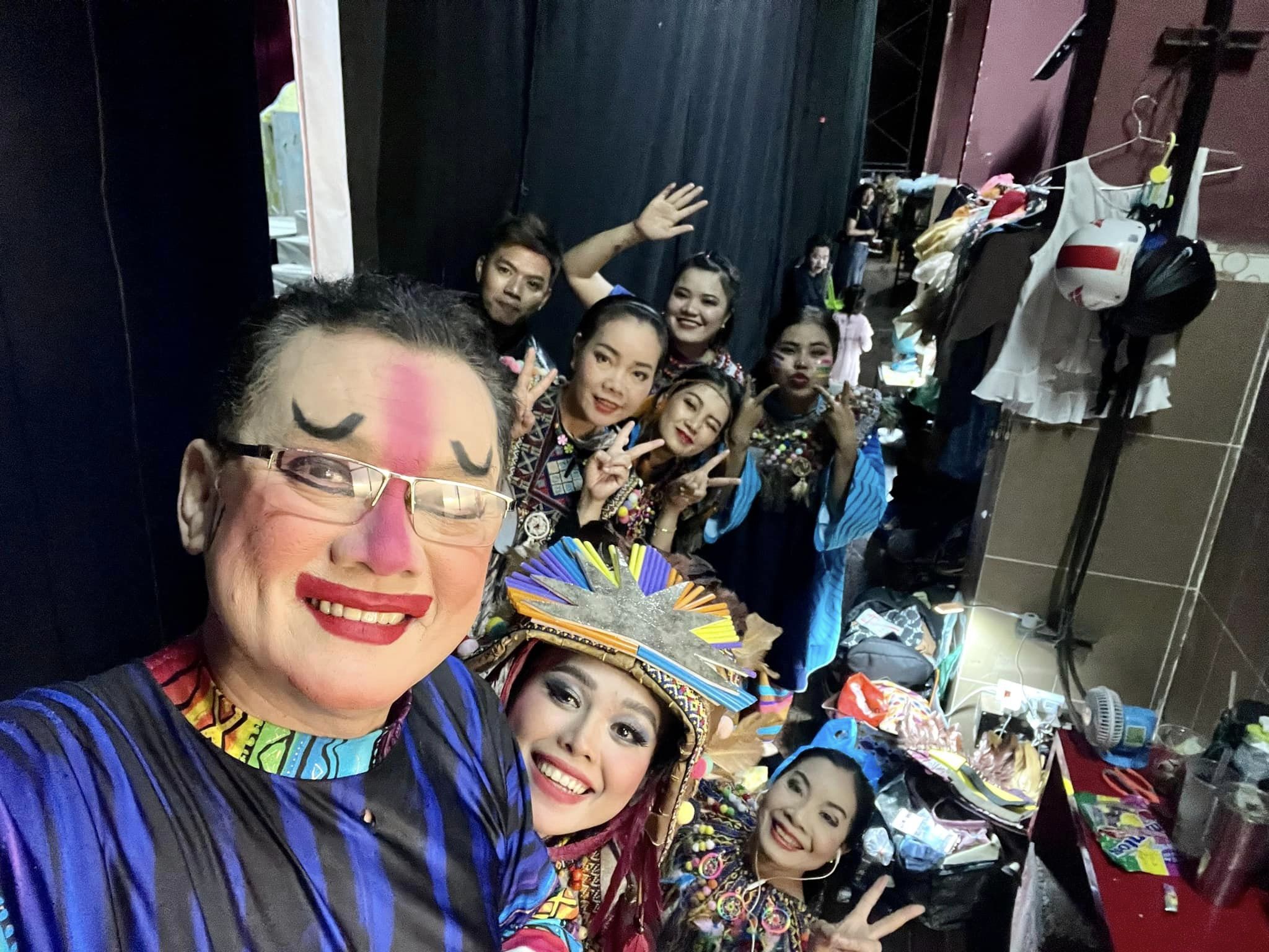Nghệ sĩ Hữu Châu chụp ảnh cùng các diễn viên đội rối Nụ Cười tham gia Ngày xửa ngày xưa 34 trong hậu trường – Ảnh: Facebook nghệ sĩ Hữu Châu Nghệ sĩ Hữu Châu chụp ảnh cùng các diễn viên đội rối Nụ Cười tham gia Ngày xửa ngày xưa 34 trong hậu trường – Ảnh: Facebook nghệ sĩ Hữu Châu