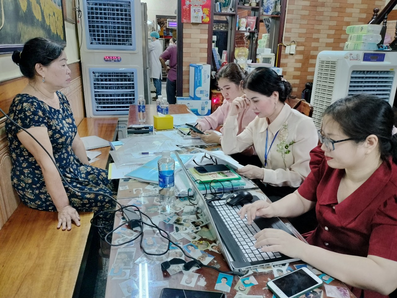 Cơ quan chức năng làm việc với chủ tiệm bánh mì Phượng. Ảnh: CTV Cơ quan chức năng làm việc với chủ tiệm bánh mì Phượng. Ảnh: CTV
