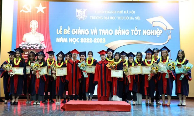 Trường đại học Thủ đô Hà Nội vinh danh thủ khoa đầu ra năm học 2022-2023. Ảnh: ĐhTĐhn. Trường đại học Thủ đô Hà Nội vinh danh thủ khoa đầu ra năm học 2022-2023. Ảnh: ĐhTĐhn.