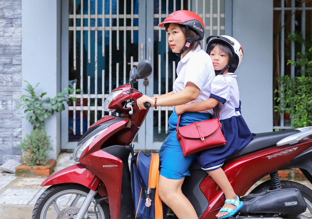 Phụ huynh chật vật sắp xếp thời gian để kịp thời đón con theo quy định của nhà trường Phụ huynh chật vật sắp xếp thời gian để kịp thời đón con theo quy định của nhà trường