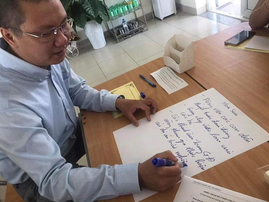 Phụ huynh cùng thảo luận với giáo viên về giải pháp phối hợp trong giáo dục con trong một buổi họp (Ảnh: Thúy Thảo). Phụ huynh cùng thảo luận với giáo viên về giải pháp phối hợp trong giáo dục con trong một buổi họp (Ảnh: Thúy Thảo).