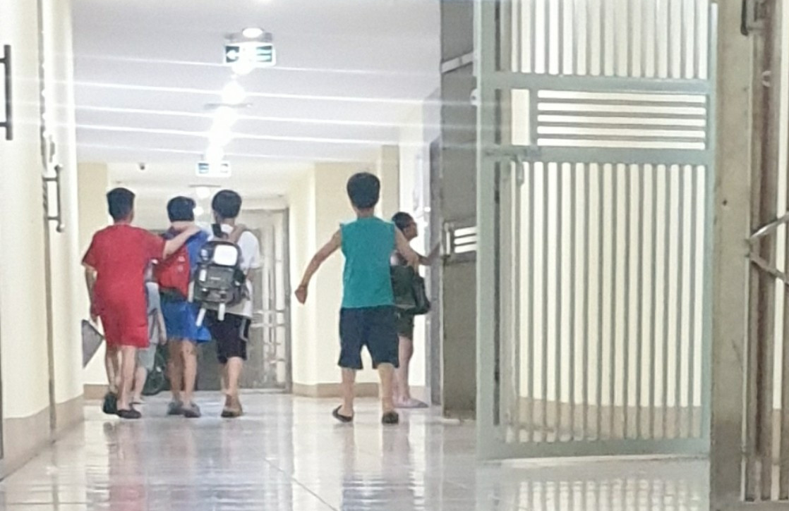 Một nhóm học sinh đi học thêm ở nhà cô giáo. Ảnh: PHCC Một nhóm học sinh đi học thêm ở nhà cô giáo. Ảnh: PHCC
